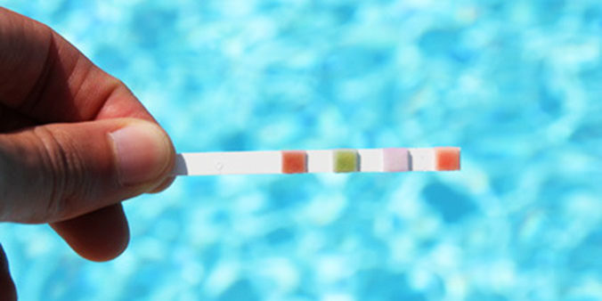 Entretien piscine construite par Leader pool hygiène l'eau et contrôle du PH