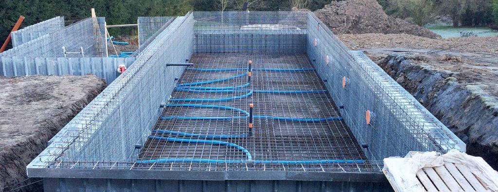 Ferraillage de piscine prête a recevoir le béton avec local technique en béton