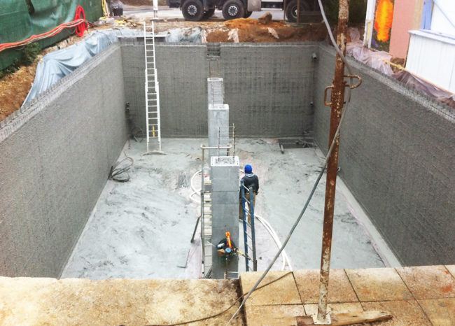 Fin du coulage, 50m3 coulés en 5 heures. Exploit coffrages à Giens camping réalisation d'un local et mur pouvant soutenir un camion