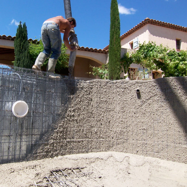 Coulage  en béton d’une piscine dans le var Coulage d'une piscine en béton armé monobloc Leaderpool