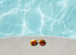 Eau de piscine bleue turquoise pour cette piscine