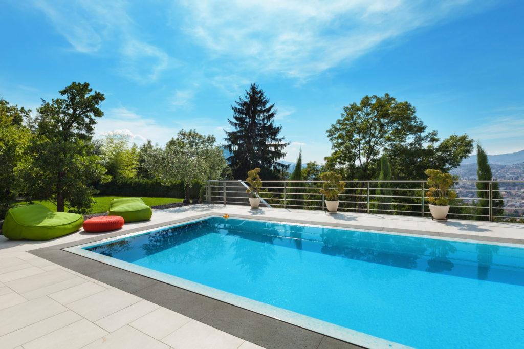 Piscine haut de gamme en béton armé et miroir