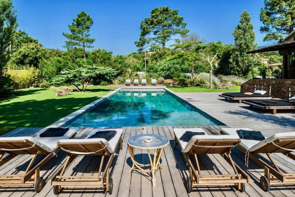 melange d'eau et bois pour une piscine dans un écrin de verdure