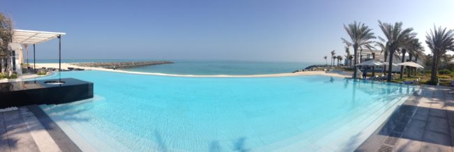 Piscine de luxe à Dubai de 32 de long par 12 de large miroir et débordement