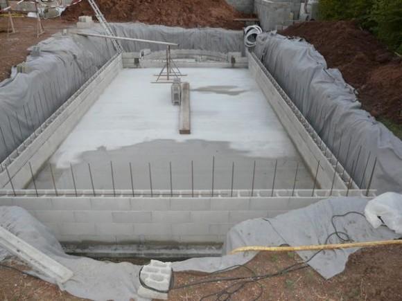 construction piscine en parpaing