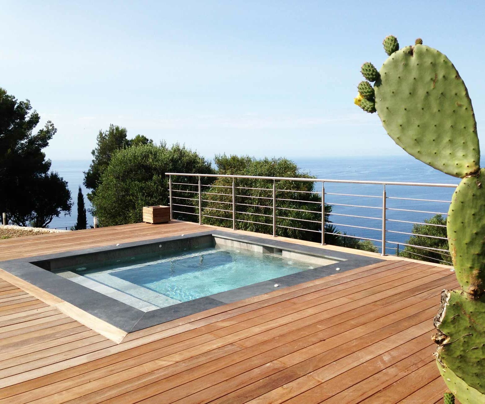 Mini piscine ou spa avec banquette en béton armé