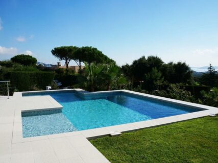 Piscine design et moderne en béton armé