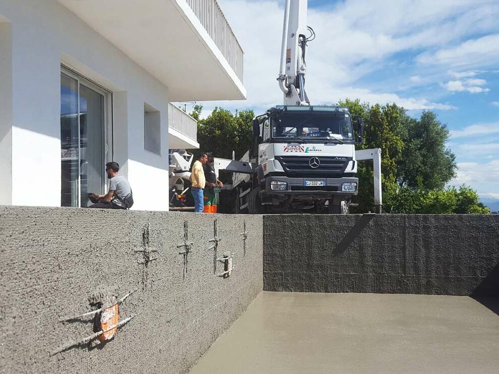 Coulage en béton d'une construction de piscine dans le 06