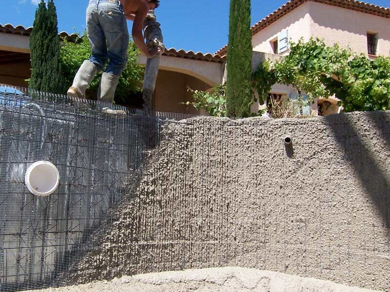 Coulage d'une piscine en béton armé monobloc Leaderpool