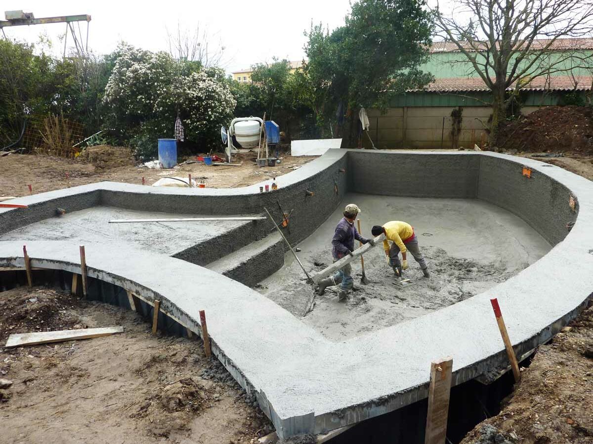 Margelle très large et une plage immergée pour cette construction de piscine en béton vers St Tropez 83, concept leaderpool