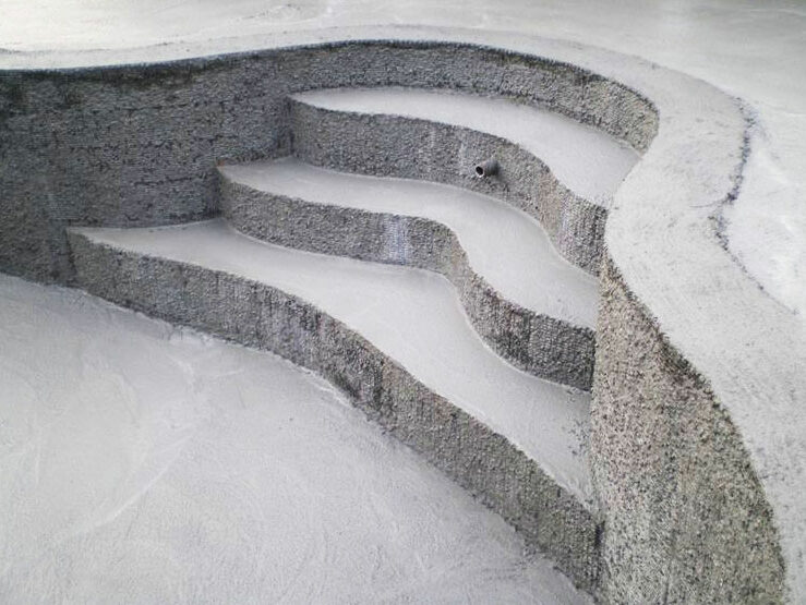 Piscine et forme arrondie pour cet escalier piscine en béton, concept leaderpool