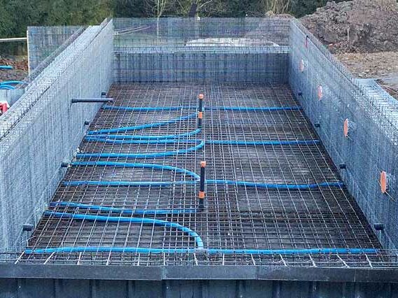 Ferraillage de piscine prête a recevoir le béton avec local technique en béton