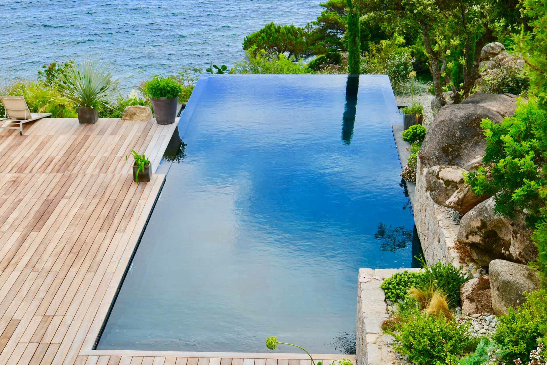 Piscine en béton armé monobloc avec débordement en fond