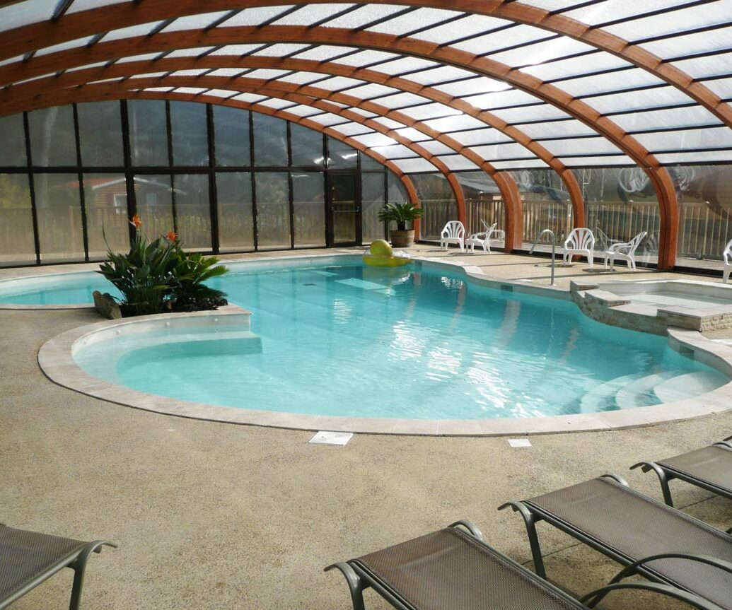 piscine béton sous abris en bois