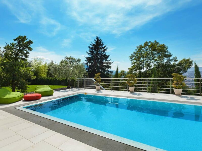 Piscine haut de gamme en béton armé et miroir