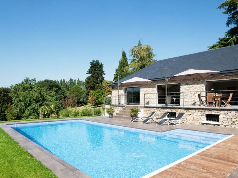 Piscine traditionnelle en béton avec volet de protection en monobloc