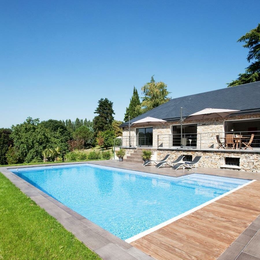 Piscine traditionnelle en béton avec volet de protection en monobloc