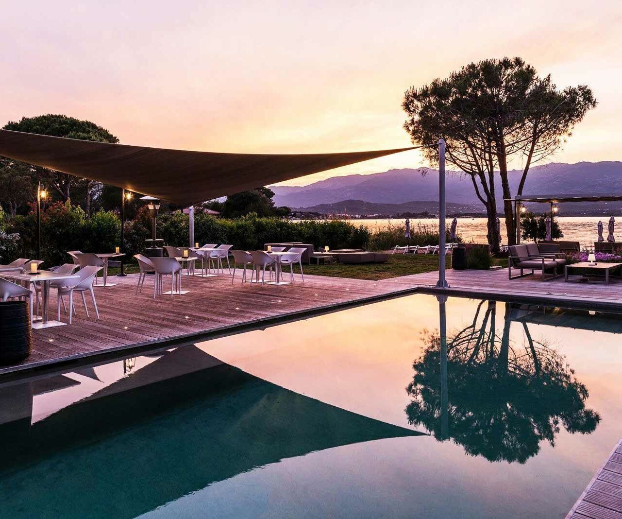 Couché de soleil sur cette piscine rectangulaire avec plage en IP