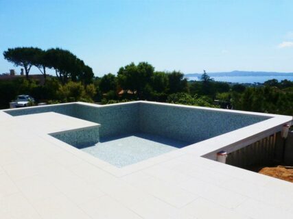construction piscine béton armé en mosaïque piscine encarrelage