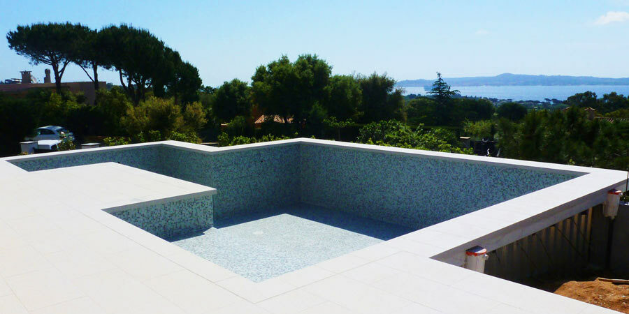 construction piscine béton armé en mosaïque piscine encarrelage