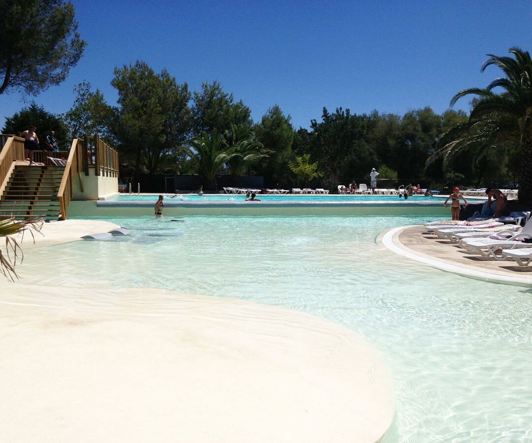 piscine de camping avec une plage immergé
