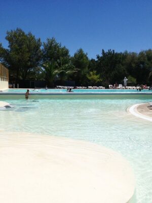 piscine de camping avec une plage immergé