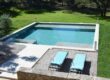Piscine carrée construite en béton et carrelage type grès cérame