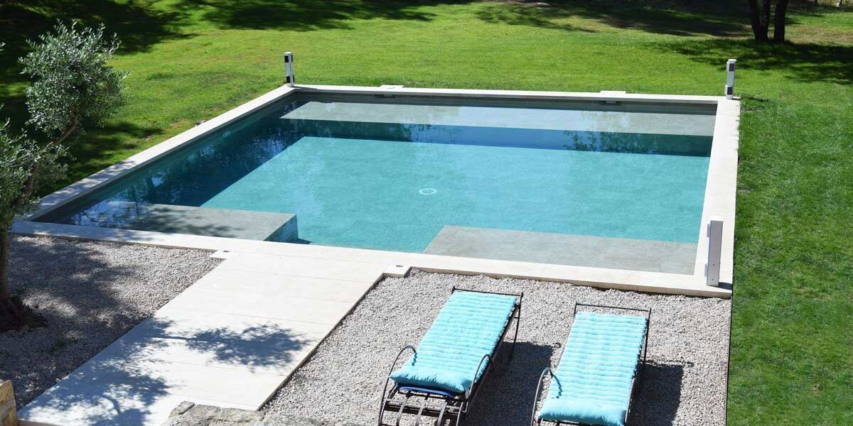 Piscine carrée construite en béton et carrelage type grès cérame