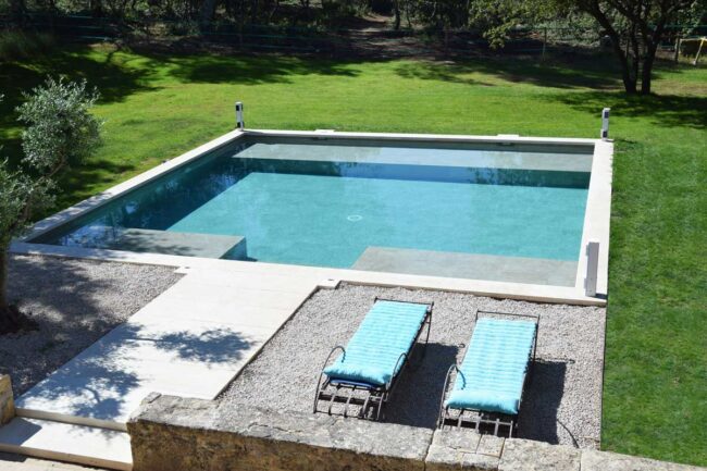 Piscine carrée construite en béton et carrelage type grès cérame