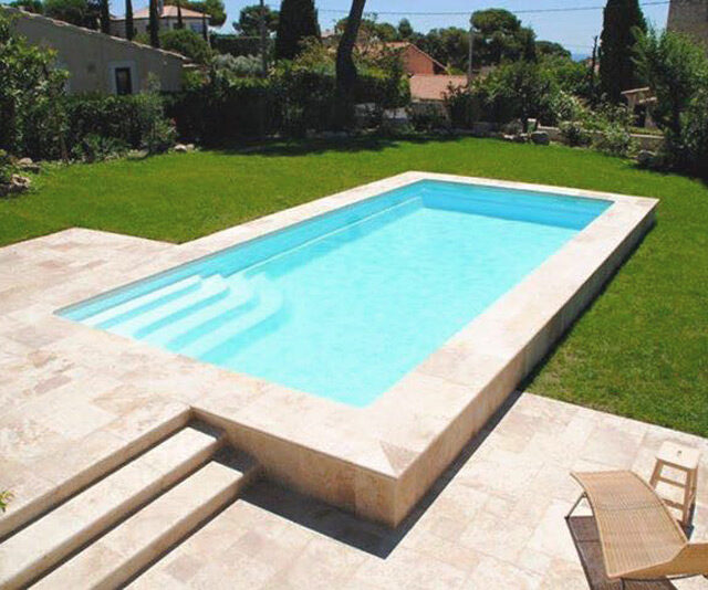 Piscine hors sol en béton avec de larges margelles