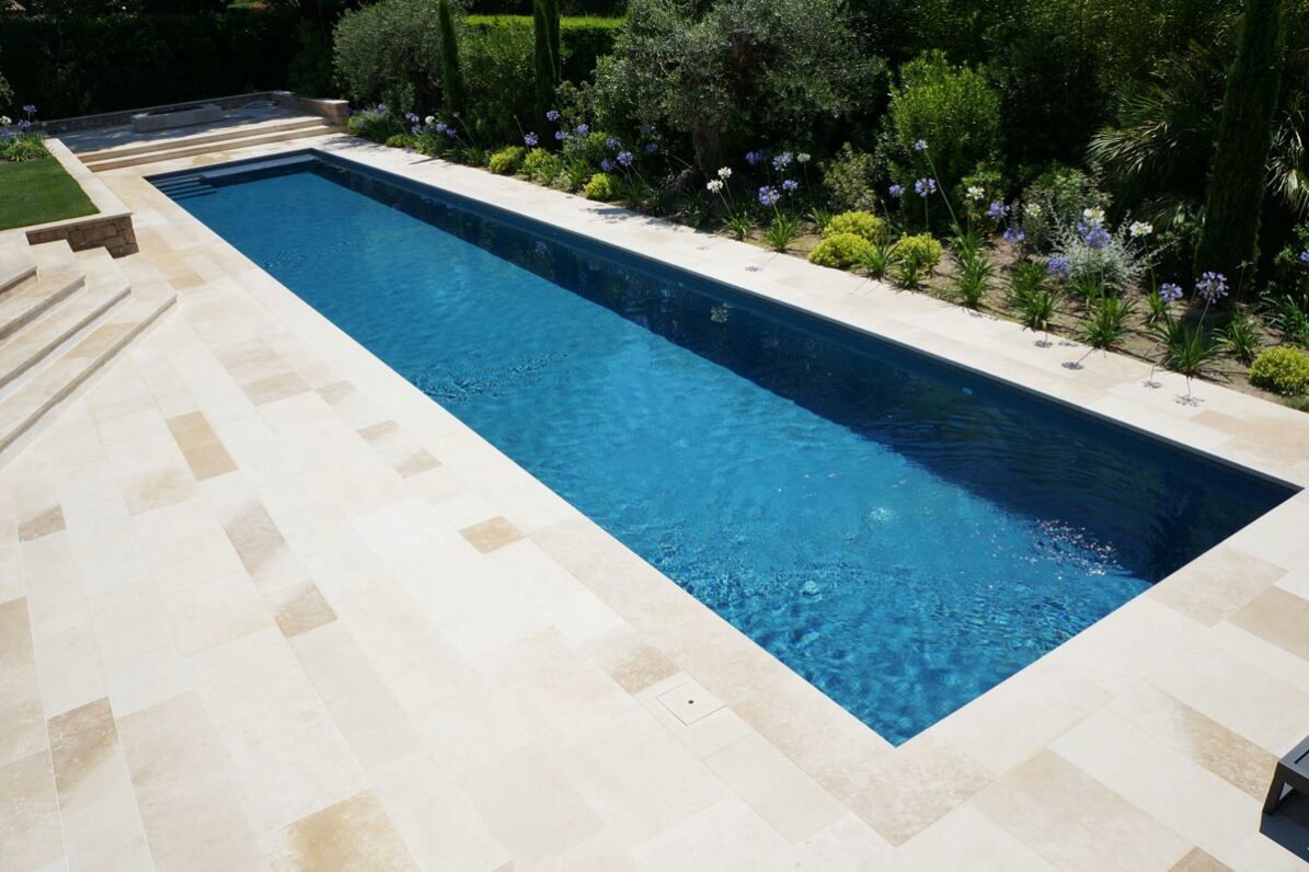 Un très long couloir de nage contemporain en béton et mosaïque