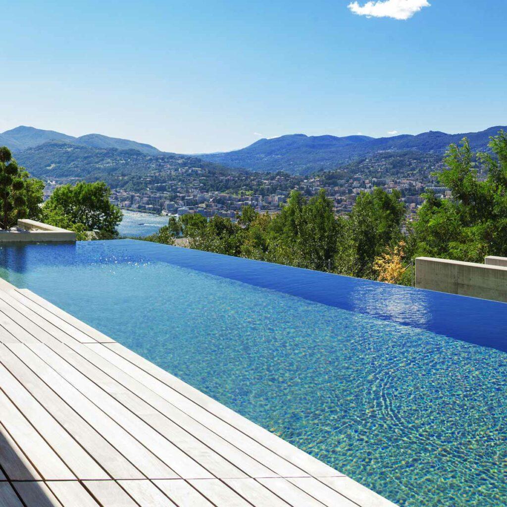 piscine contemporaine haut de gamme à débordement