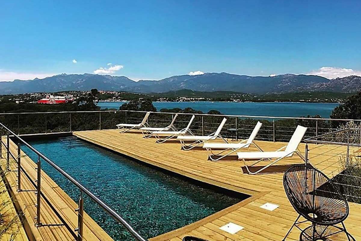 Bassin avec plage en bois au bord d'un lac