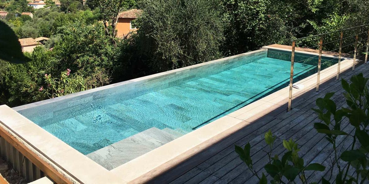 Couloir de nage en béton carrelé