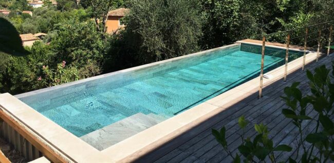 Couloir de nage en béton carrelé