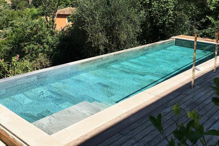 Couloir de nage en béton carrelé