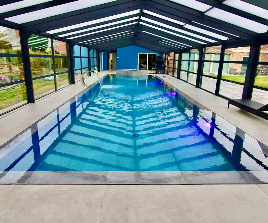 Piscine débordement miroir sous une magnifique véranda, piscines contemporaines