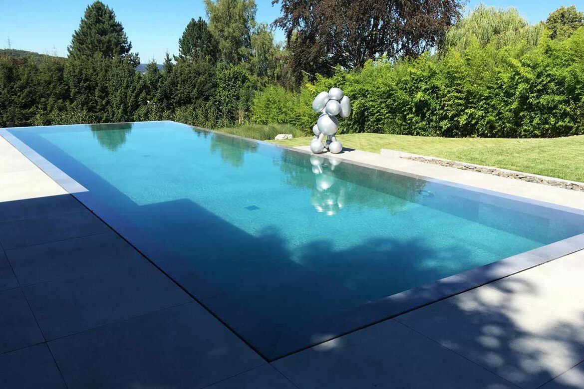 Piscine contemporaine en béton