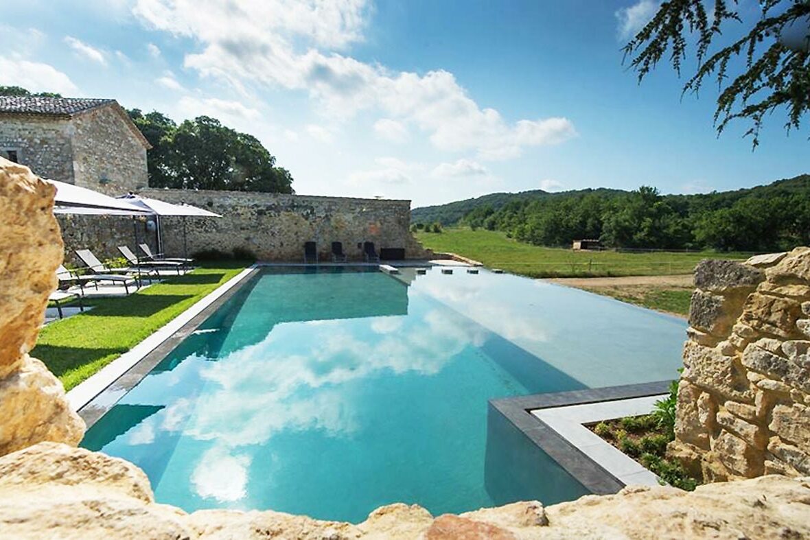 La construction d'une piscine miroir et débordement
