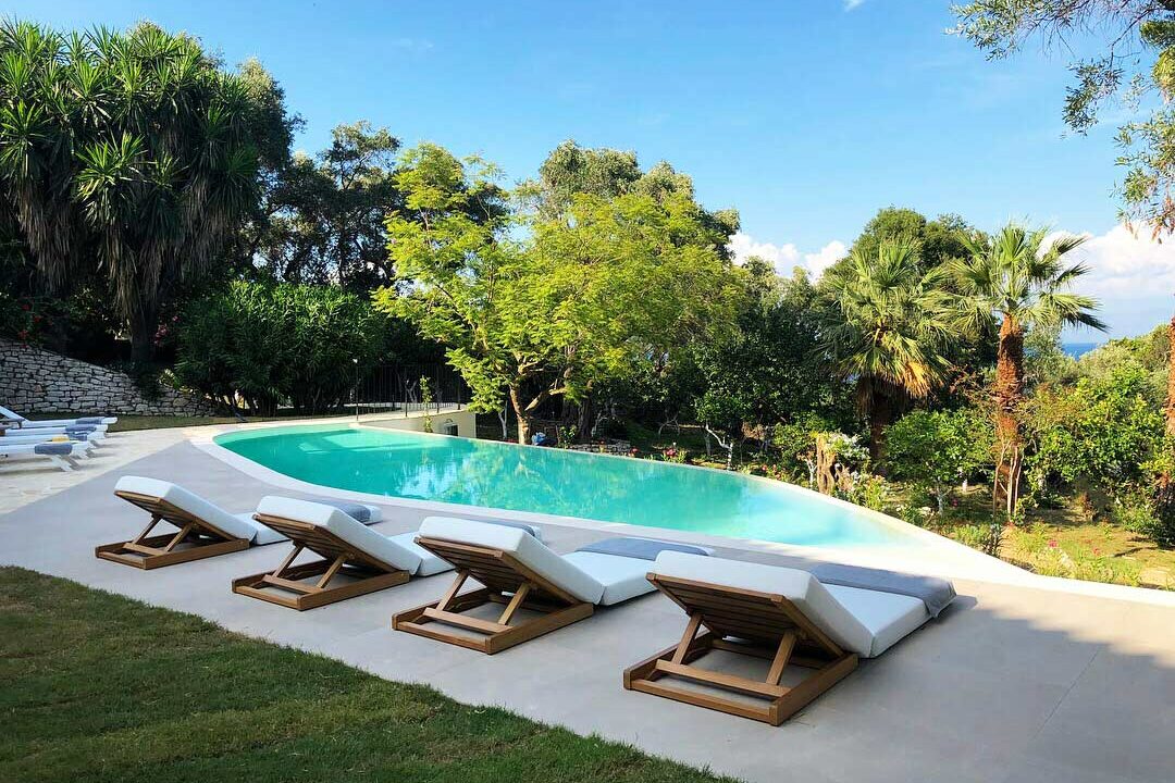 Piscine forme libre et débordement en Grèce