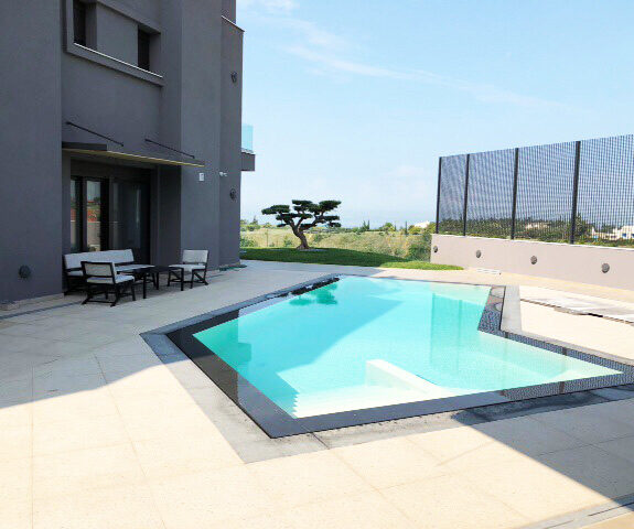 Piscine en béton armé et goulotte miroir