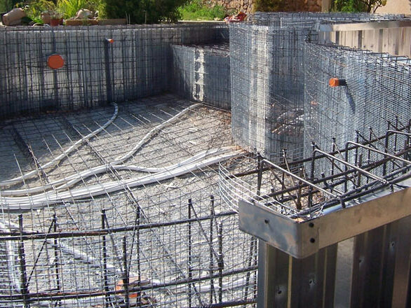Construction piscine béton armé forme libre, concept leaderpool
