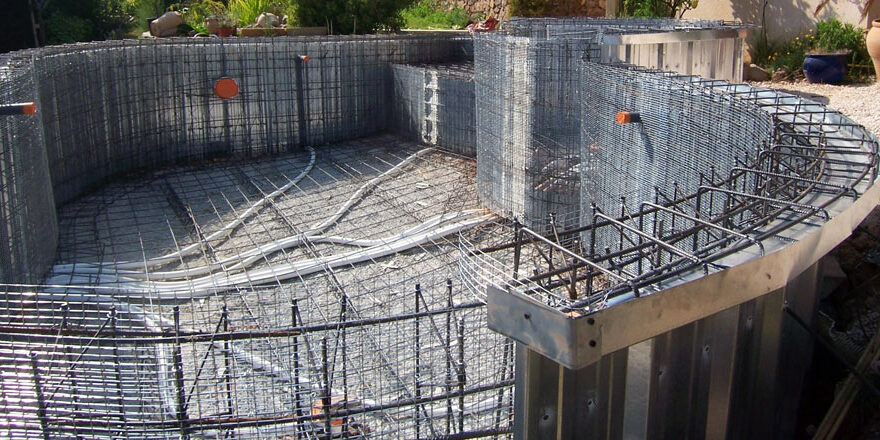 Construction piscine béton armé forme libre, concept leaderpool