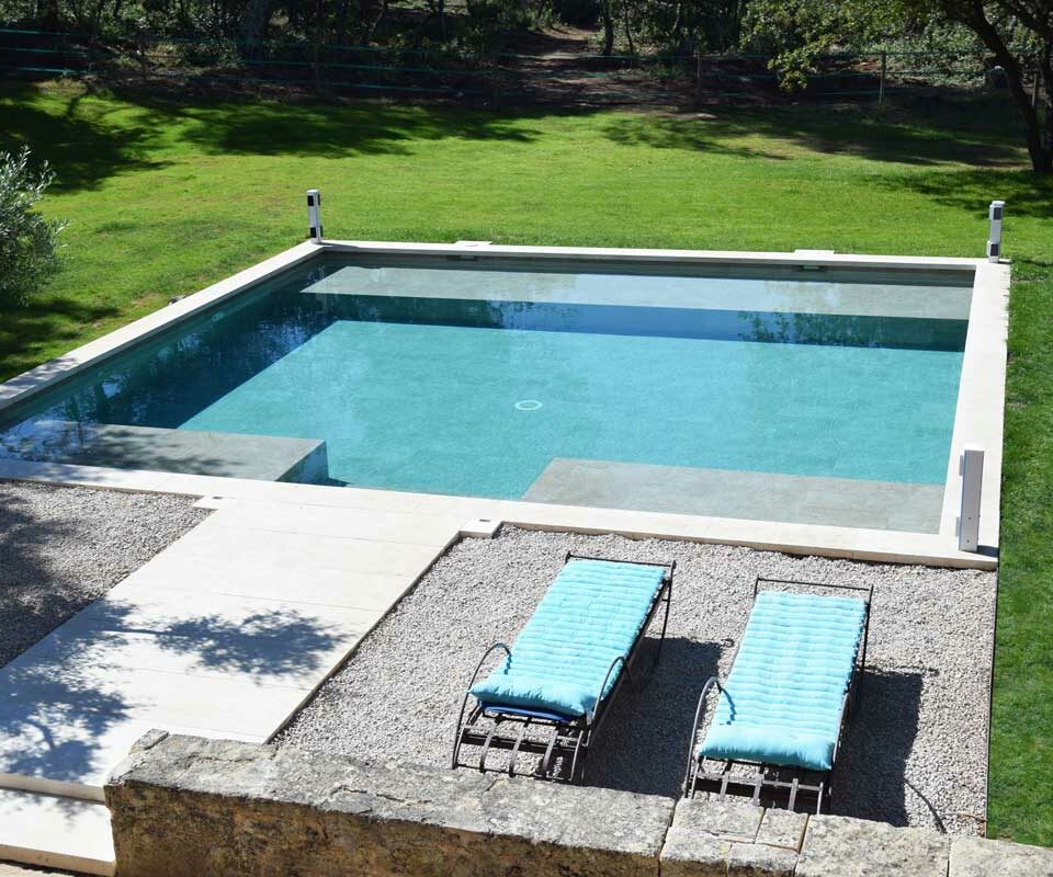 Piscine carré construite en béton et carrelage type gres cerame