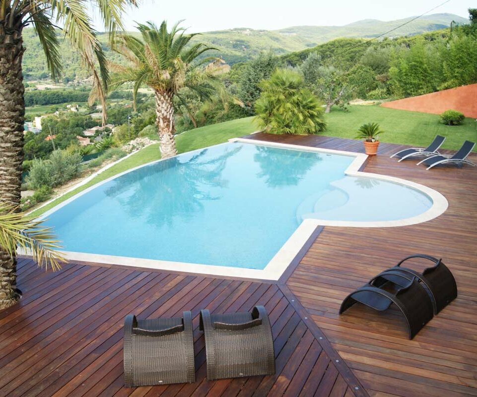 Piscine en béton avec un débordement