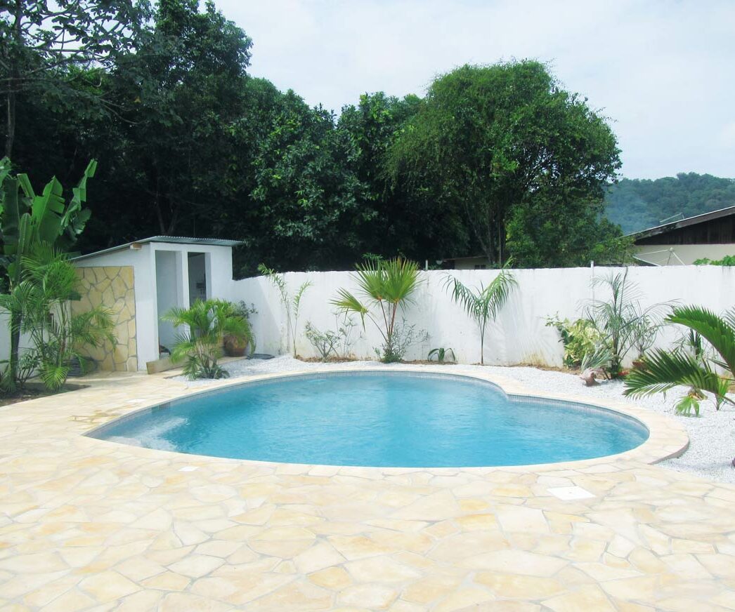 Piscine en forme de cœur en Guyane construction de piscine Bos piscine