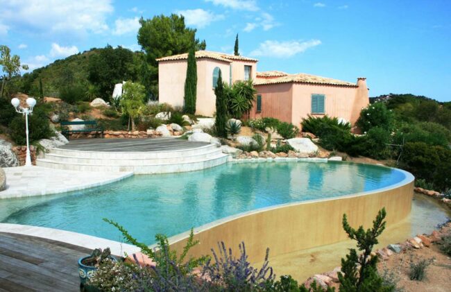 piscine forme paysagée pour cette magnifique réalisation de vert turquoise Construction traditionnelle pour ce bassin en béton