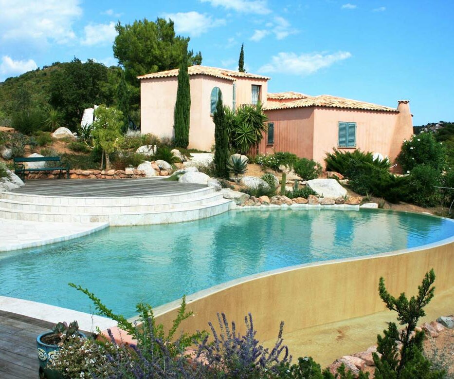 Construction traditionnelle pour ce bassin en béton