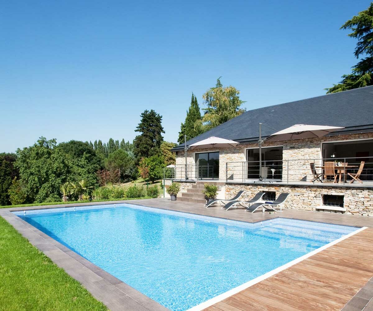 Très belle piscine épurée de forme assez standard