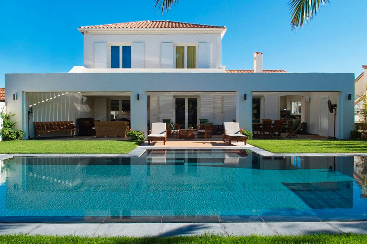 Belle piscine miroir et escalier sortant construite en béton et carrelage type mosaïque